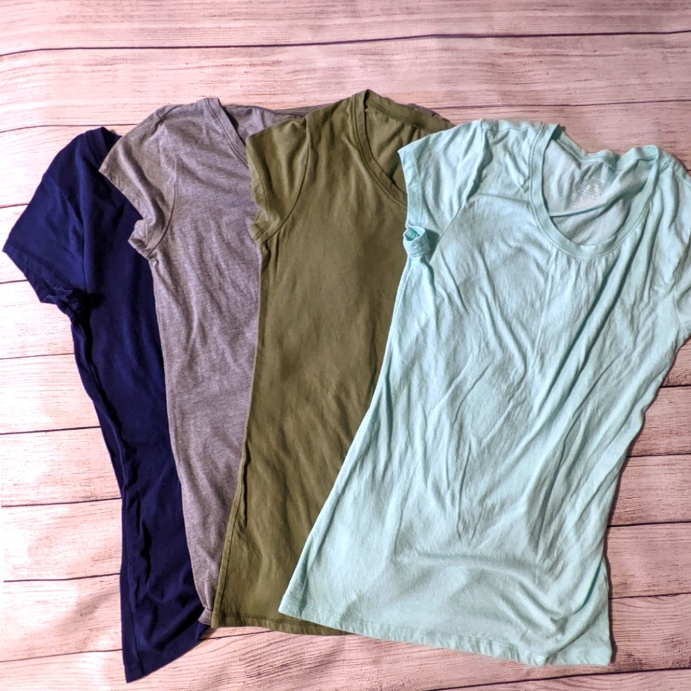 No Boundaries Women's Scoop Neck Tee Shirt Bundle, Medium